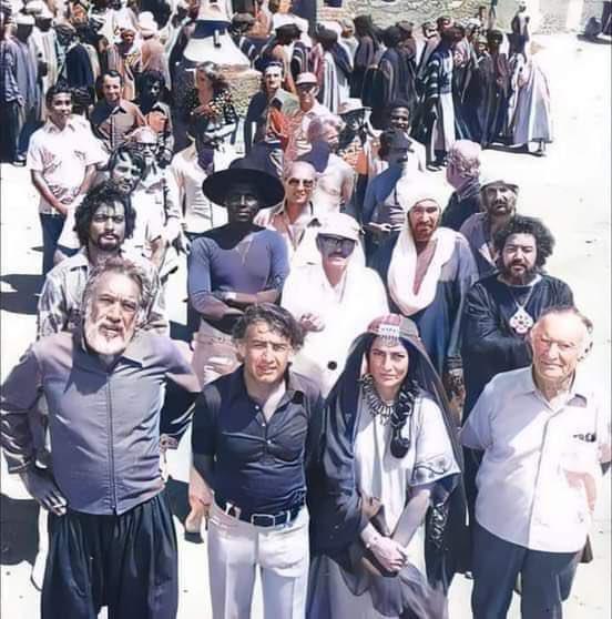 صورة جماعية لممثلي الفيلم الشهير الرسالة في المغرب سنة 1975