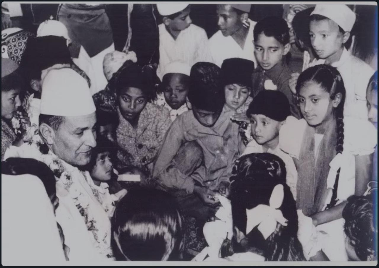 صورة للملك محمد الخامس مع أطفال مدغشقر في المسجد.