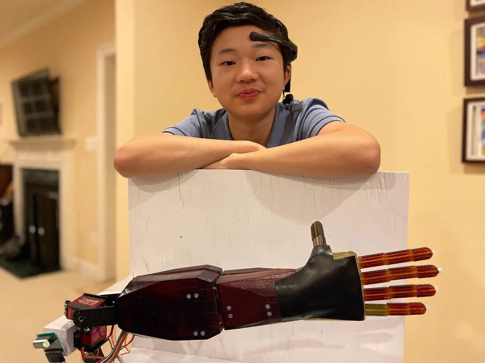 Ce lycéen a inventé un bras prothétique à faible coût et contrôlé par l'esprit