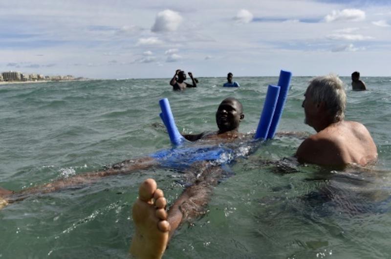Apprendre à nager aux migrants pour vaincre le traumatisme de leur traversée