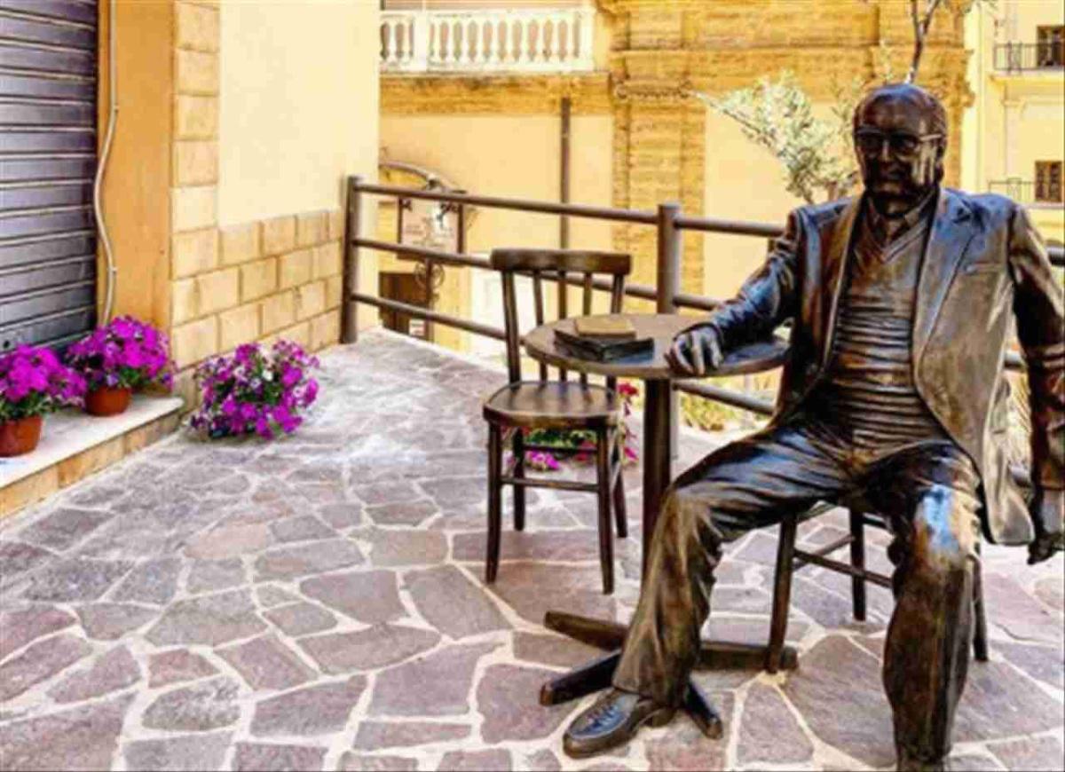 Statua Andrea Camilleri - Statue of Andrea Camilleri Statua Andrea Camilleri - Statue of Andrea Camilleri