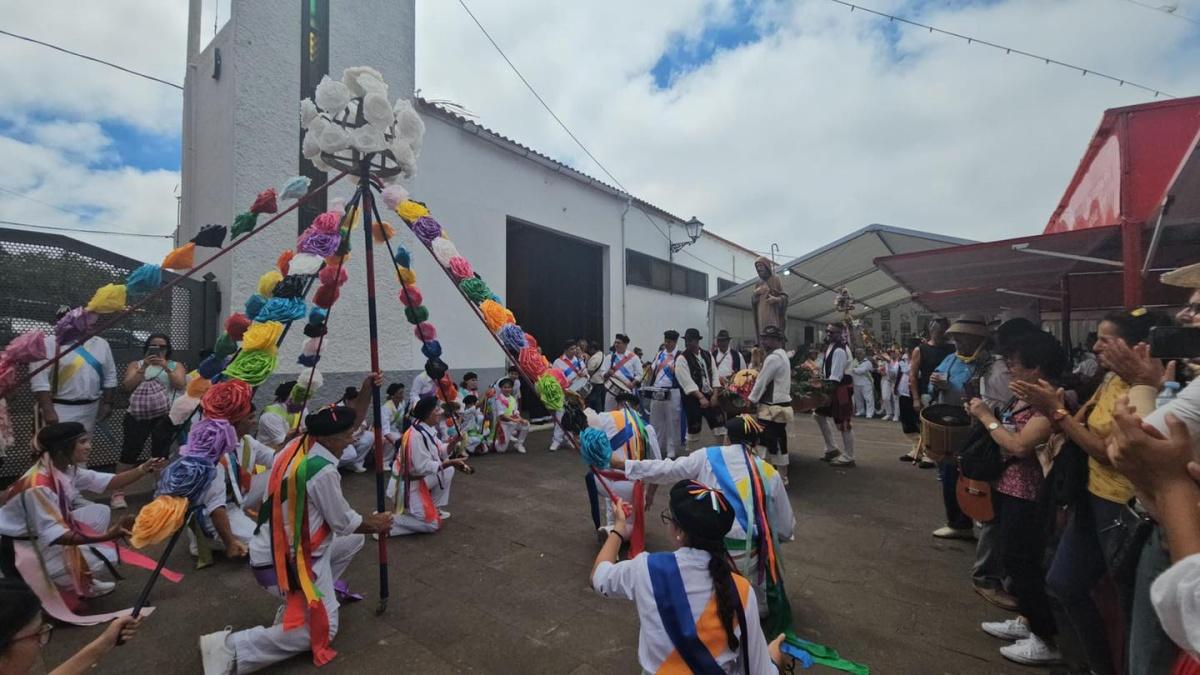 Raíces y Flores: La Danza de Tegueste