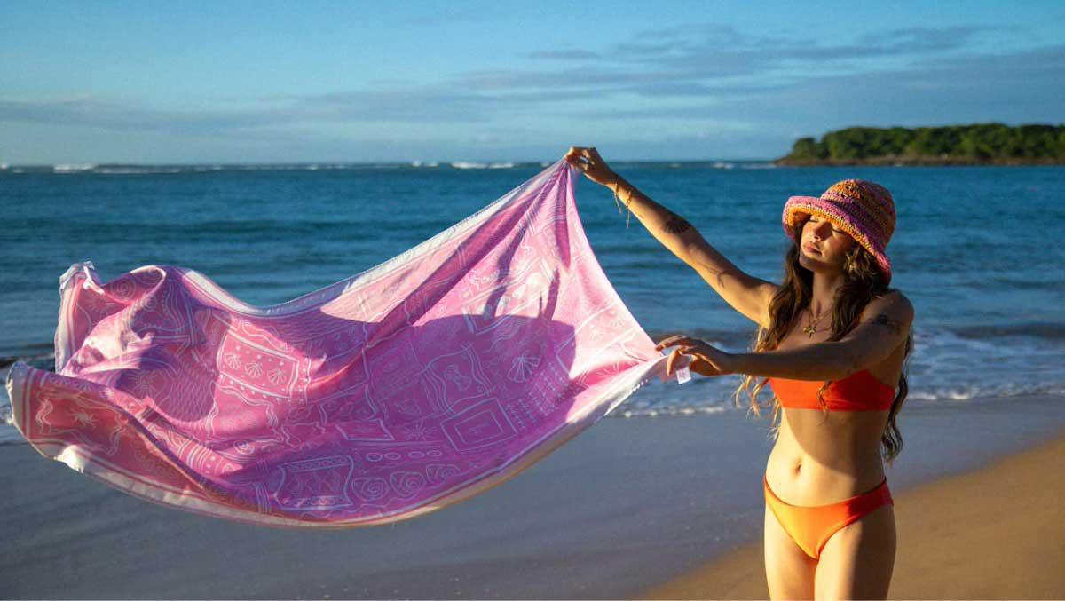 Ruta del Sol: Una amistad de ciencias transforma el plástico en moda de playa Ruta del Sol: Una amistad de ciencias transforma el plástico en moda de playa