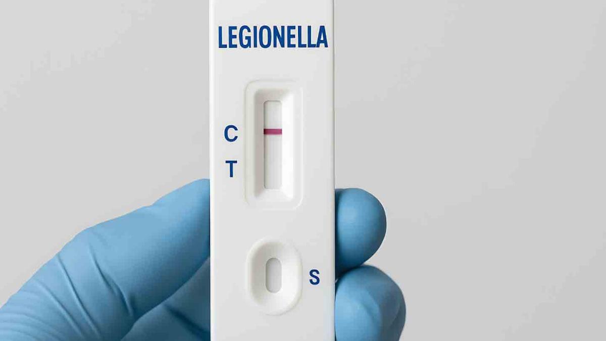 Cómo prevenir la legionelosis en tu rutina. Recuerda: Agua estancada, riesgo invisible.