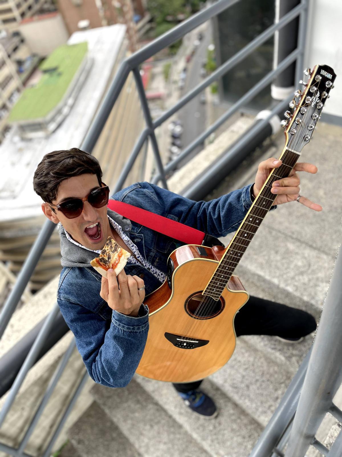 ALL YOU CAN EAT DE PIZZA Y SHOW MUSICAL