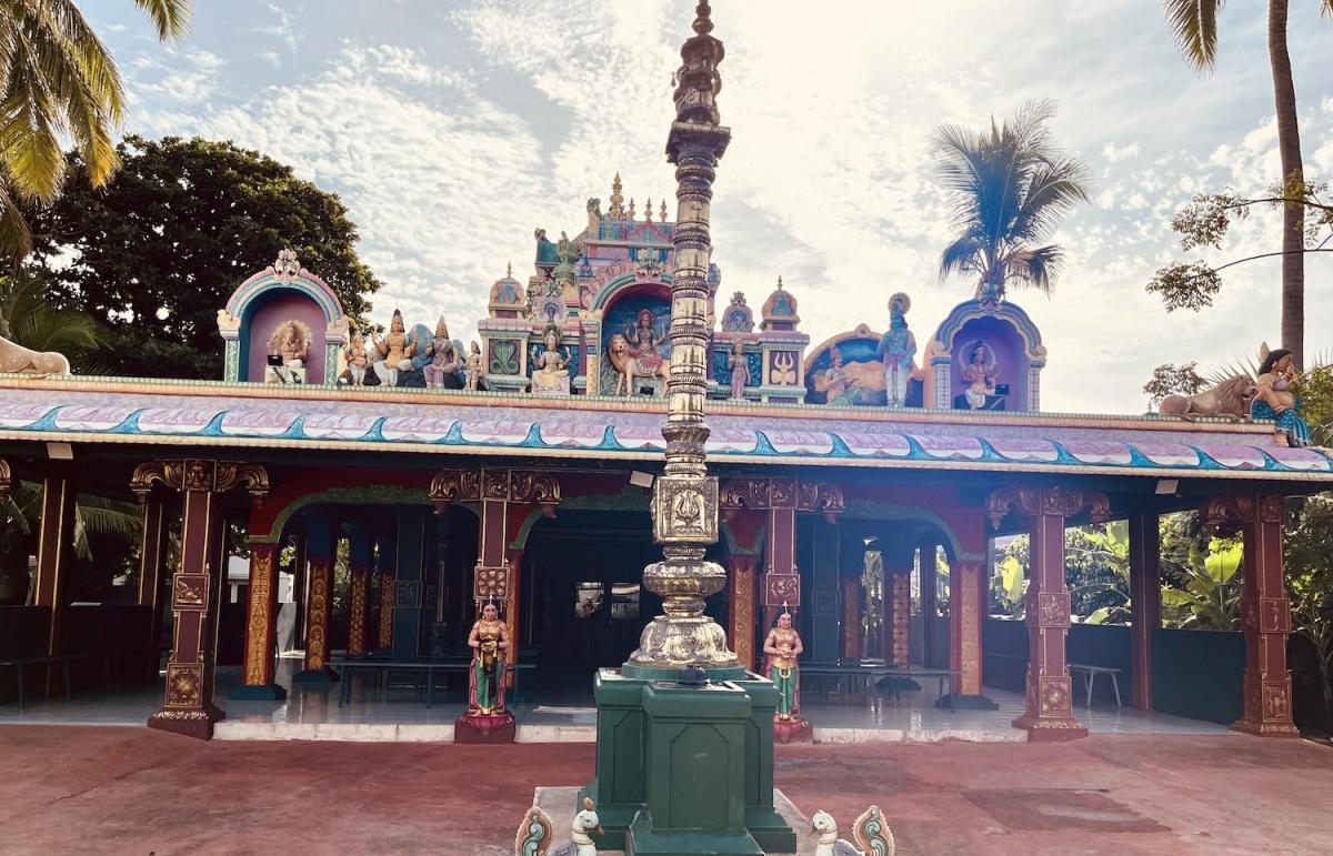 Visite guidée d’un temple tamoul à Saint-Pierre