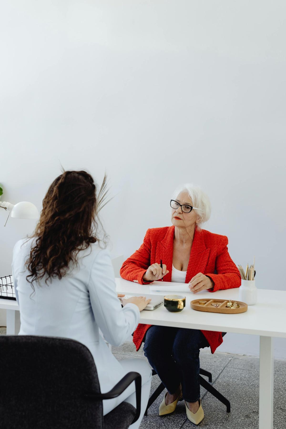 Femme et senior au chômage, pourquoi c’est la double peine