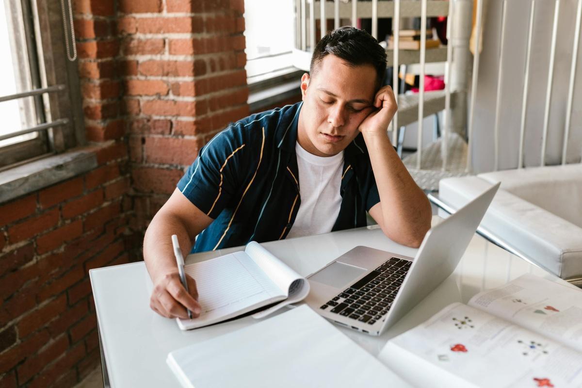 Sédentarité au travail : 8 conseils simples pour éviter de rester assis au bureau 8 heures par jour