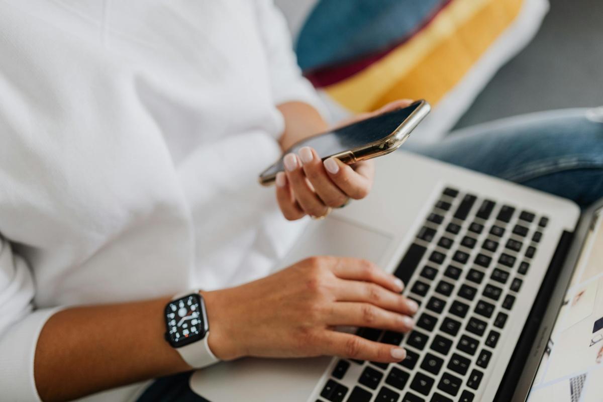 Des journées "infinies", des interruptions permanentes... Pourquoi l'hyperconnexion rend les salariés accros au travail