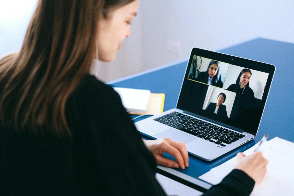 "On aime avoir les gens autour de soi pour les surveiller": pourquoi subitement le télétravail est banni dans les entreprises
