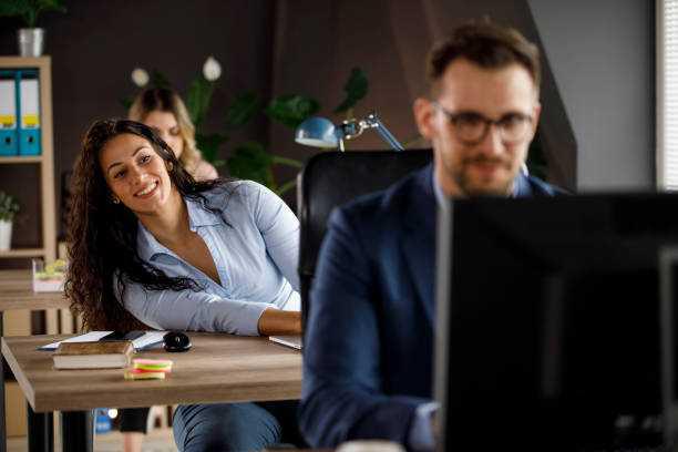 Relations amoureuses au travail : la loi pourrait-elle se durcir en France ?