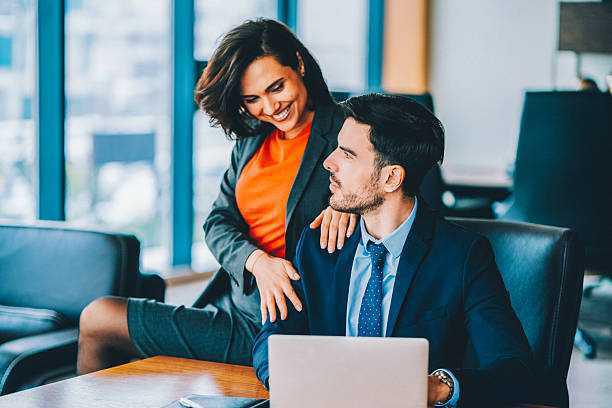 Amour au travail : que dit la loi ?