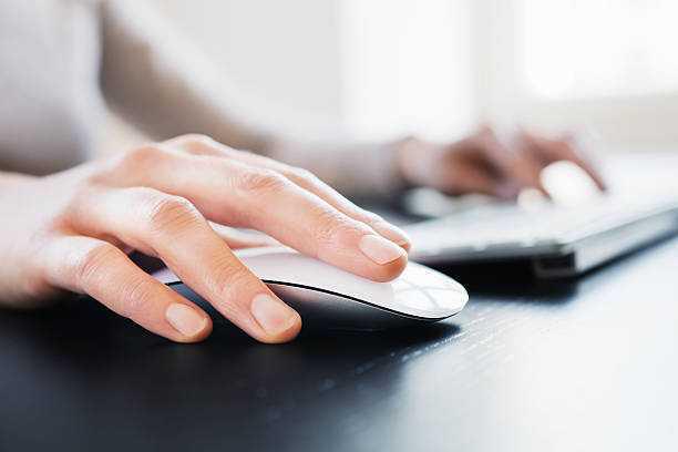 Espionnage en télétravail : votre employeur a-t-il le droit de surveiller les mouvements de votre souris ?