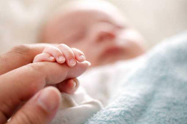 "Certains vont déchanter à la rentrée en découvrant leur fiche de paie": pas de maintien de salaire, ni de mutuelle, le nouveau congé de naissance risque d'être décevant