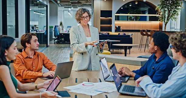 Loin des yeux, loin du cœur des managers... Près de 2 salariés français sur 3 se sont déjà rendus au bureau avant tout pour être (bien) vus (on promeut moins ceux qui sont en télétravail)