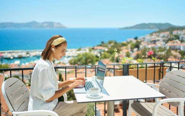 Télétravailler depuis votre lieu de vacances, ce que vous avez le droit de faire (et ce qui peut vous coûter cher)