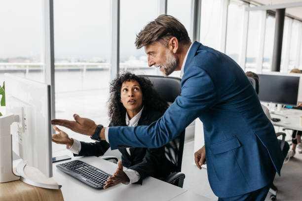 Moins de temps pour une pause-café, journées plus intenses, trop peu d'espaces de dialogue dans les entreprises... Il y a de plus en plus d'enquêtes pour harcèlement au travail