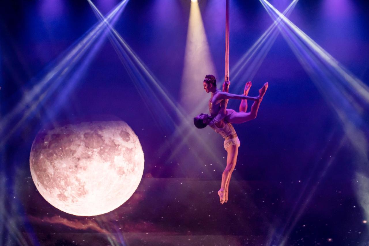 Pas de Deux Straps Photo: Sarah Pendolino