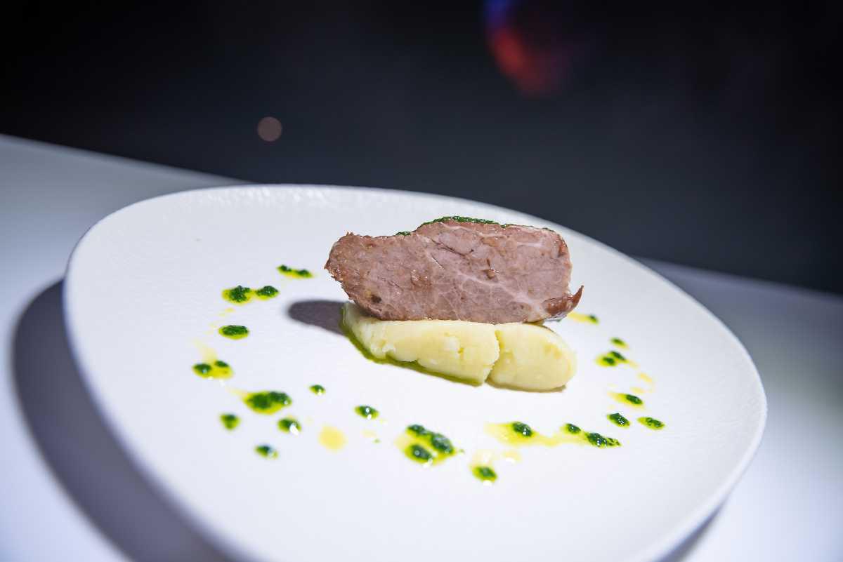 Aguja Vaca Palmera Confitada A Baja Temperatura Aguja Vaca Palmera Confitada A Baja Temperatura