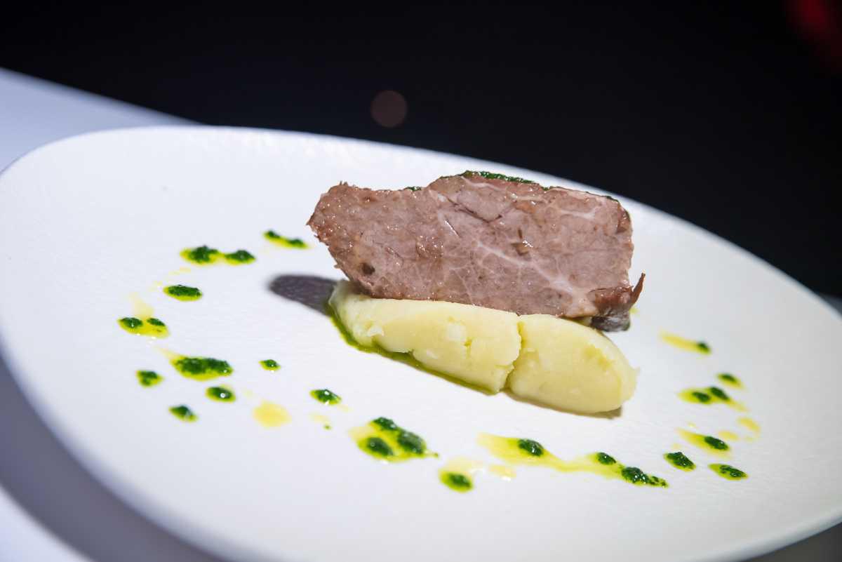 Aguja Vaca Palmera Confitada A Baja Temperatura Aguja Vaca Palmera Confitada A Baja Temperatura