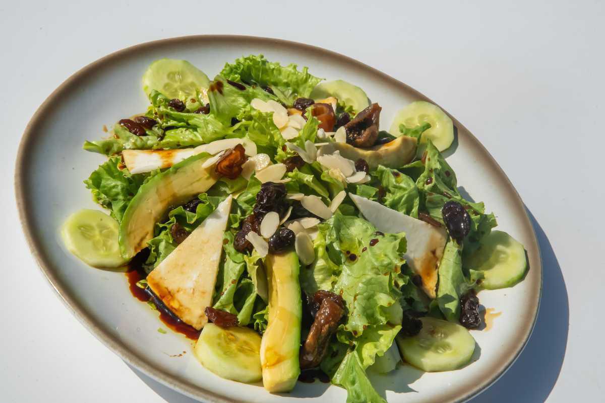 Ensalada Tibia De Frutos Pasados, Queso Palmero Y Malvasía Ensalada Tibia De Frutos Pasados, Queso Palmero Y Malvasía