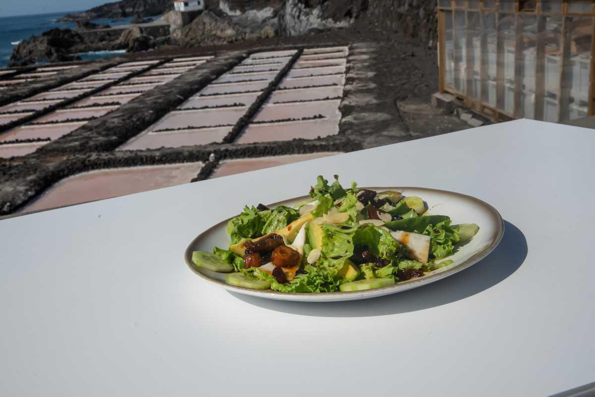 Ensalada Tibia De Frutos Pasados, Queso Palmero Y Malvasía Ensalada Tibia De Frutos Pasados, Queso Palmero Y Malvasía