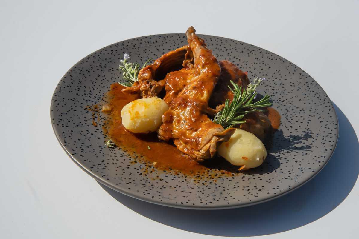 Conejo En Mojo Palmero Hervido Y Boniatos De Fuencaliente Conejo En Mojo Palmero Hervido Y Boniatos De Fuencaliente