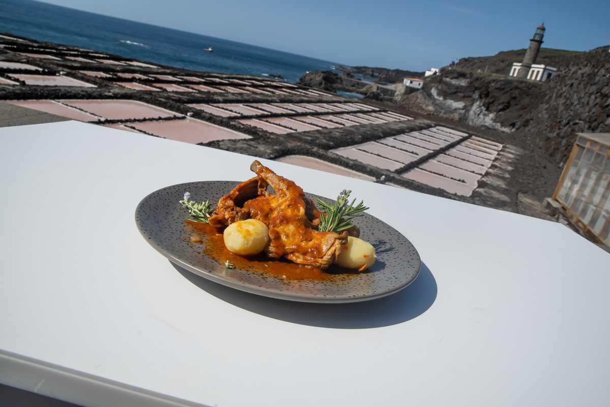 Conejo En Mojo Palmero Hervido Y Boniatos De Fuencaliente Conejo En Mojo Palmero Hervido Y Boniatos De Fuencaliente