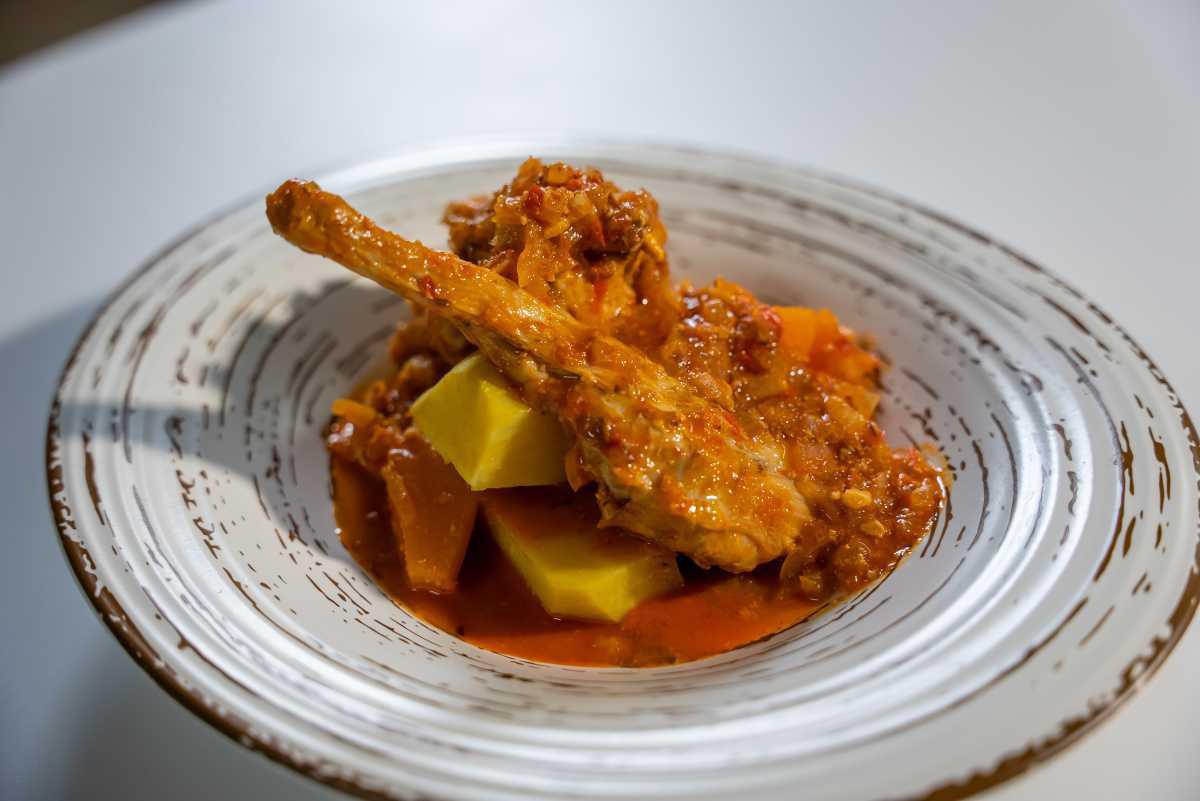 Conejo En Salsa De Mojo, Calabaza Y Almendras 