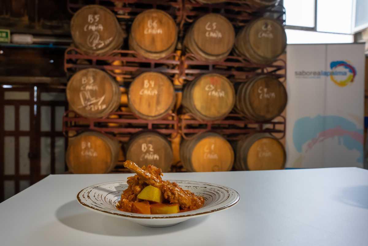 Conejo En Salsa De Mojo, Calabaza Y Almendras 