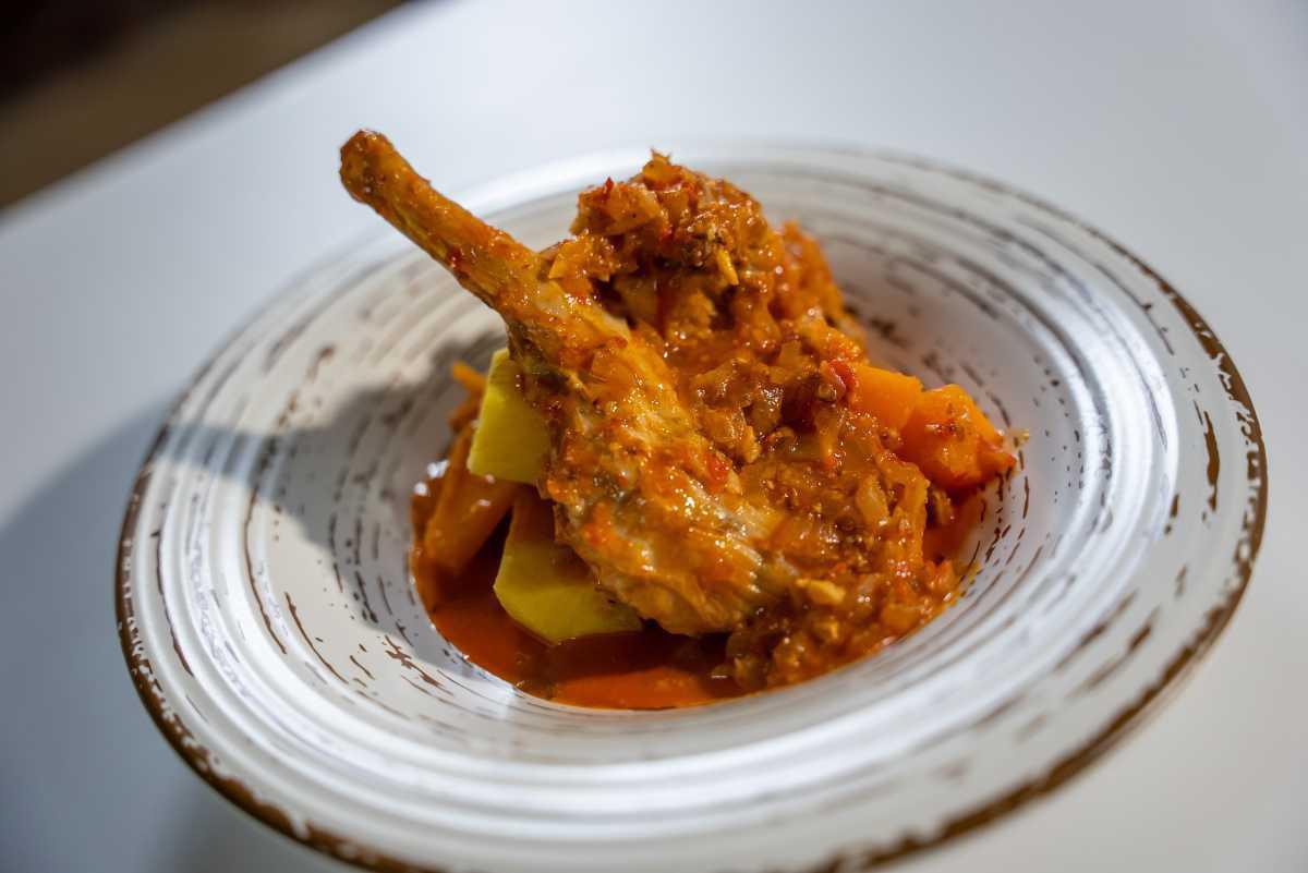 Conejo En Salsa De Mojo, Calabaza Y Almendras 