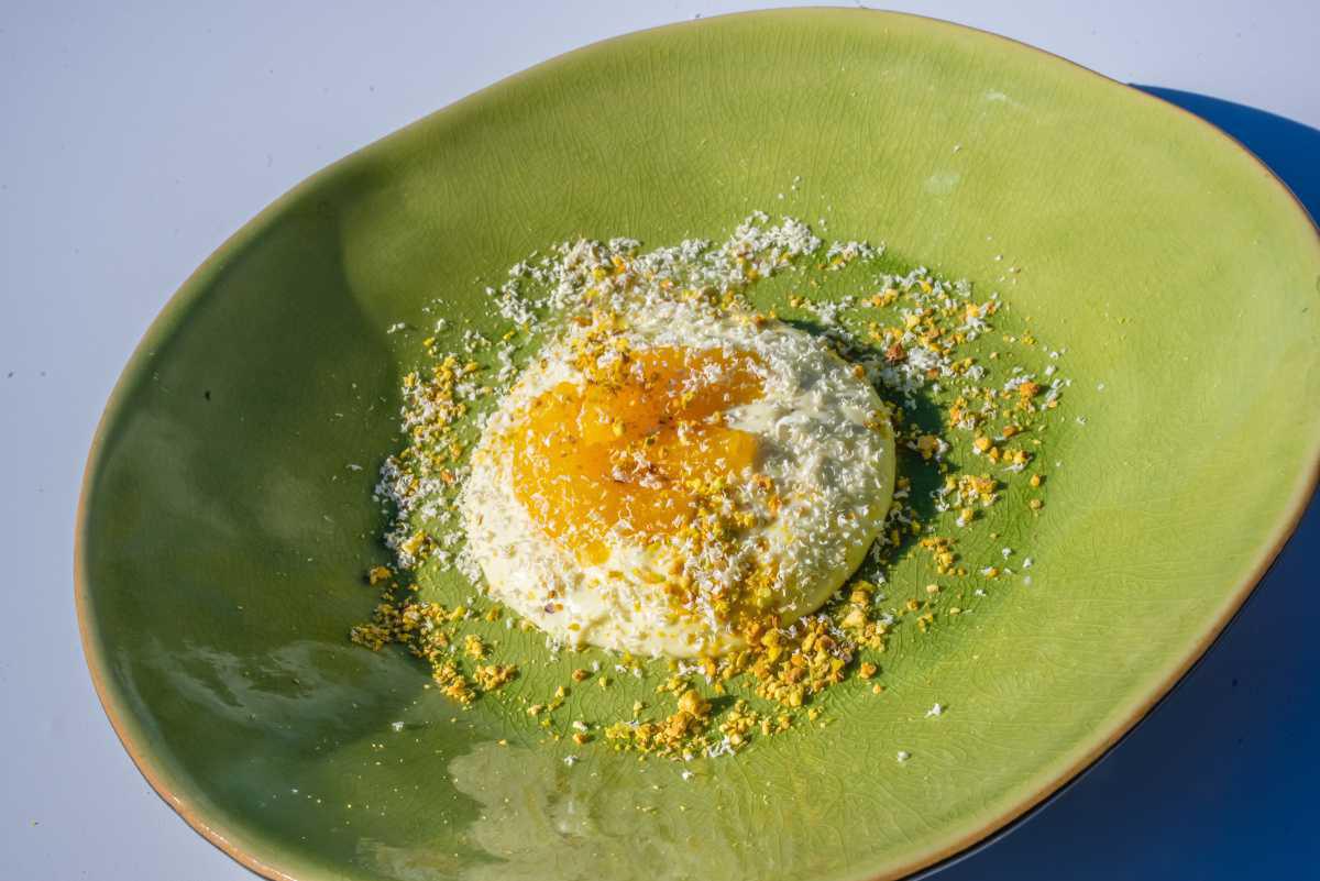 Crema De Chocolate Blanco Y Té Matcha Con Salsa Y Yuzu, Naranja Y Polvo De Pistacho Crema De Chocolate Blanco Y Té Matcha Con Salsa Y Yuzu, Naranja Y Polvo De Pistacho