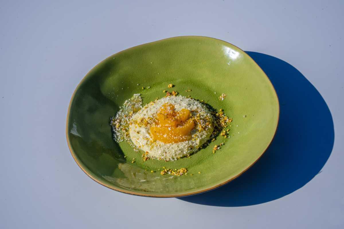 Crema De Chocolate Blanco Y Té Matcha Con Salsa Y Yuzu, Naranja Y Polvo De Pistacho Crema De Chocolate Blanco Y Té Matcha Con Salsa Y Yuzu, Naranja Y Polvo De Pistacho