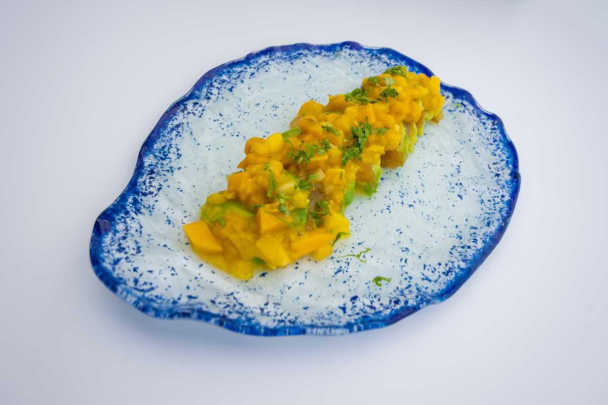 Tirada De Peto Ahumado Con Aguacate Y Mango