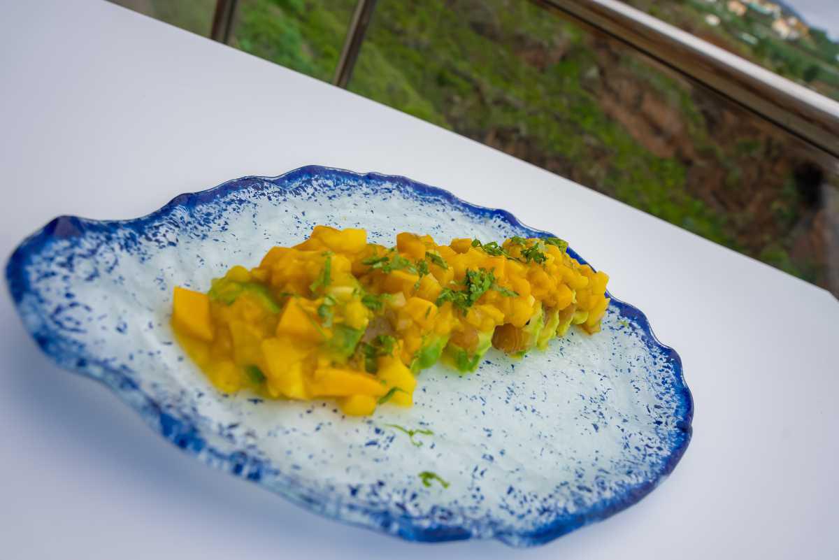 Tirada De Peto Ahumado Con Aguacate Y Mango
