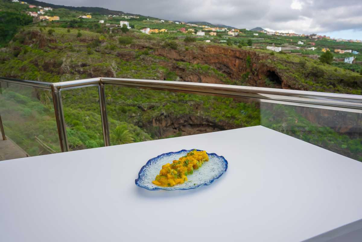 Tirada De Peto Ahumado Con Aguacate Y Mango