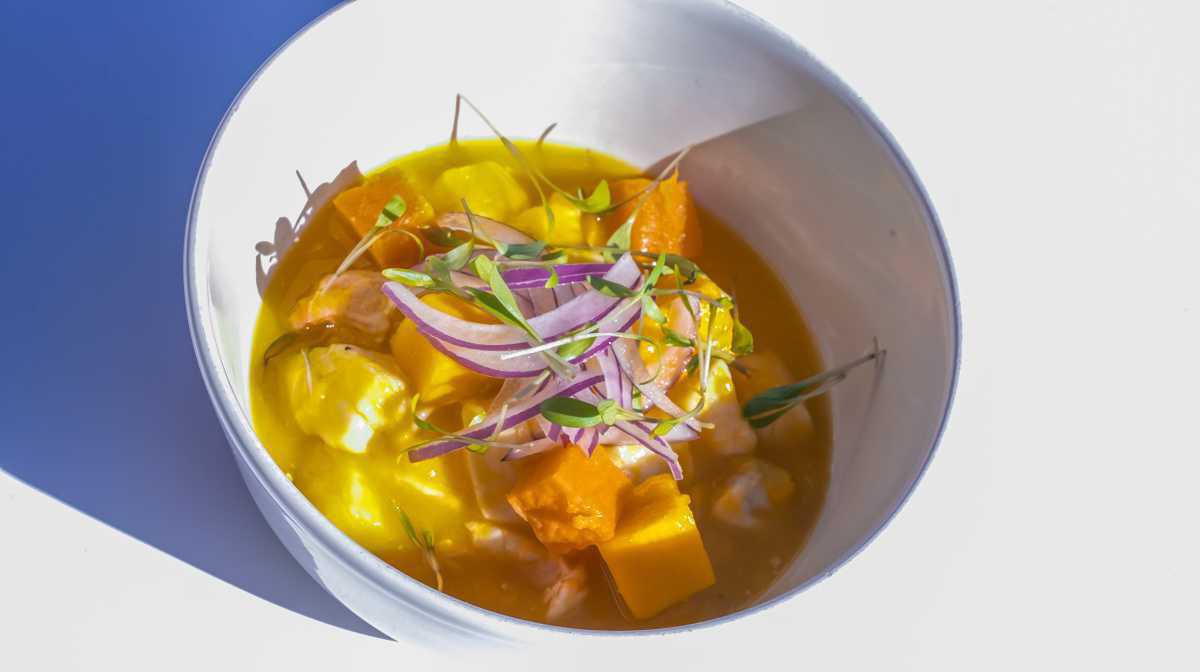 Ceviche De Lubina Y Langostinos Con Leche Tigre De Tomatillo De Árbol Y Mango