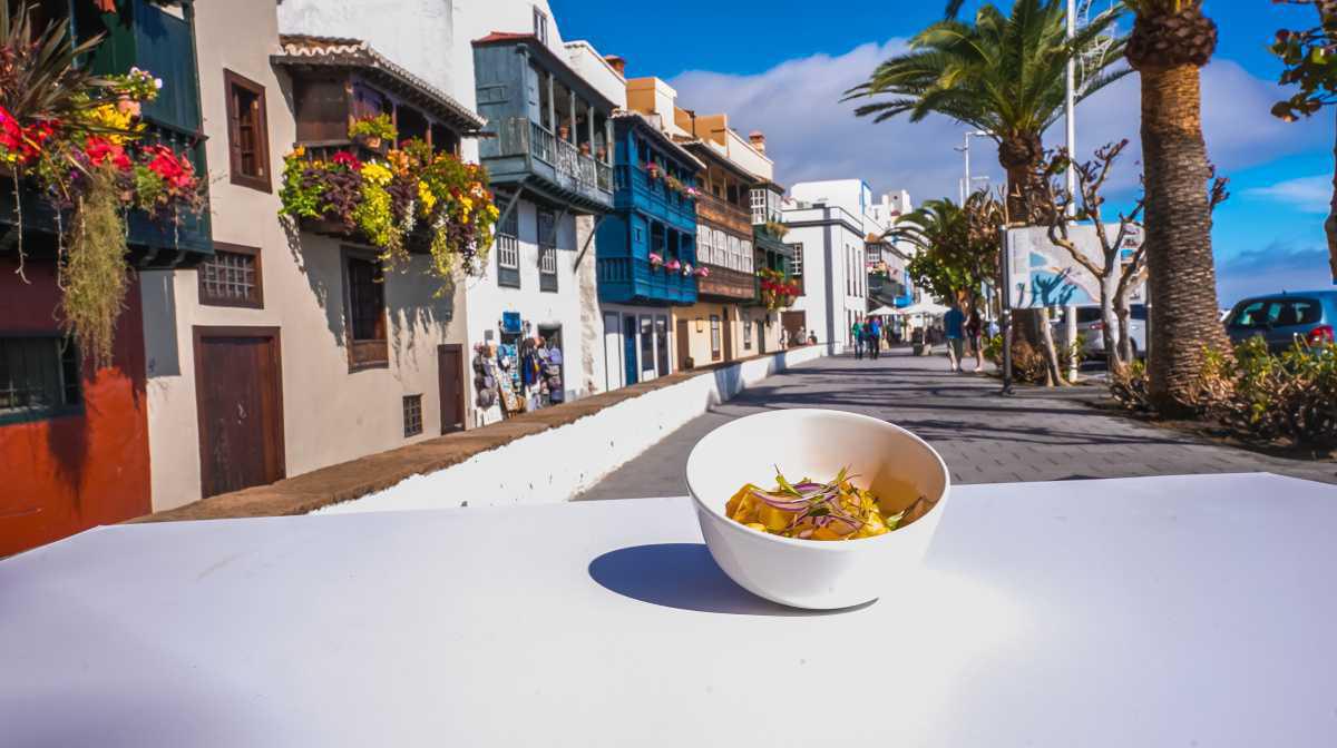 Ceviche De Lubina Y Langostinos Con Leche Tigre De Tomatillo De Árbol Y Mango