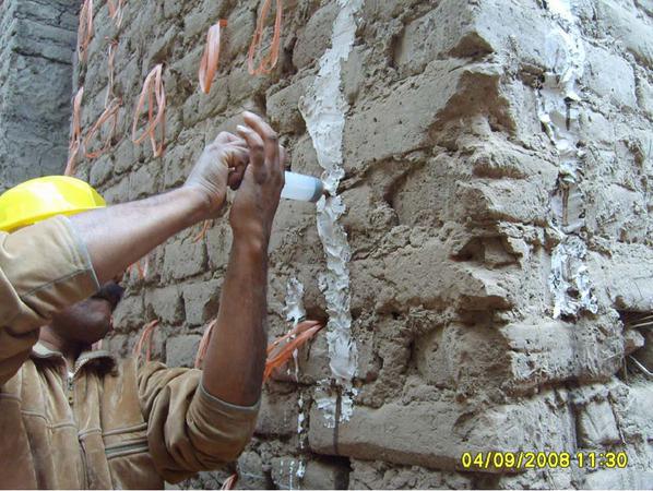 Reparación por inyección de grout de suelo tamizado diluido en agua, con sello de yeso. (PUCP)