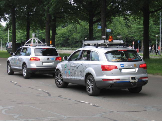 Coches con sensores durante el experimento. Fraunhofer Institute.