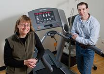 Charles Hillman y su colaboradora, Darla Castelli, junto a la cinta que usaron para realizar la investigación. Fuente: Universidad de Illinois.