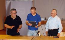 Momento de la entrega de la Declaración de San Simón al director de FISS. Foto: FISS