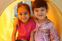 Niñas de preescolar. Foto: anissat. Fuente: Everystockphoto.