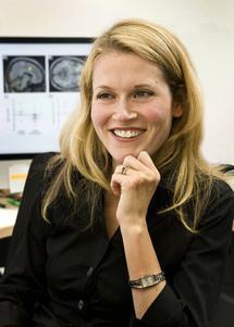 Naomi Eisenberger, una de las autoras de la investigación, directora del Laboratorio de Neurociencia Afectiva y Social de la UCLA. Fuente: Reed Hutchinson/UCLA.