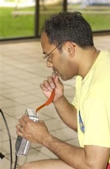 El inventor prueba su invento.