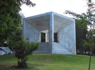 Monumento a la Constitución de 1978 de Madrid, ubicado en la Plaza San Juan de la Cruz, entre las calles de Vitrubio y Paseo de la Castellana, en Madrid. Fuente: Wikimedia Commons.