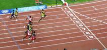 Usain Bolt (en primer lugar) en la prueba de 100 metros lisos celebrada en los juegos olímpicos de Pekín en 2008. Fuente: Wikimedia Commons.