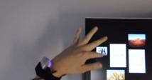 Una mano con pulsera Digits, interactuando con un aparato. Fuente: Universidad de Newcastle.