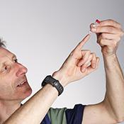 Nick Goldman, del EMBL-EBI, mira el ADN sintetizado. Imagen: EMBL Photolab. Fuente: EMBL-EBI.