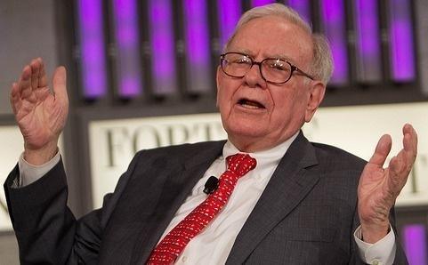 Warren Buffett está dividido sobre el cambio climático, con inversiones contrapuestas. Fuente: Fortune Live Media/Flickr.
